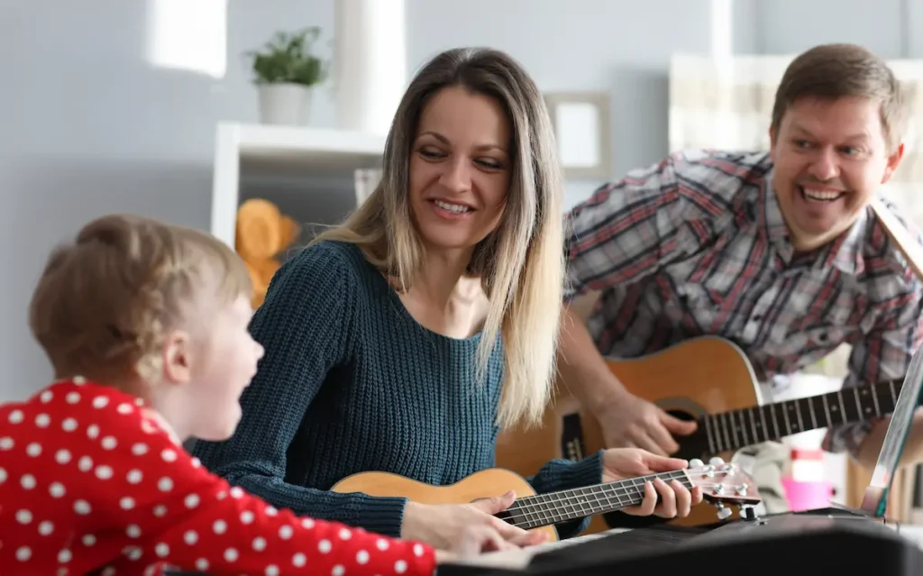 Glad familj som spelar musik tillsammans hemma.